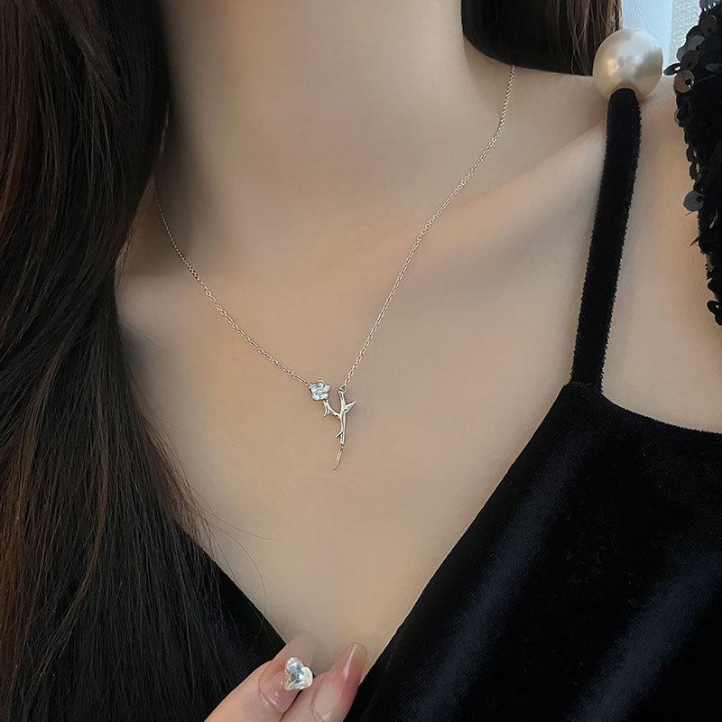 Flowers and Thorny Temperament Sweater Necklace for Women Light Luxury Niche Design High-end Cool