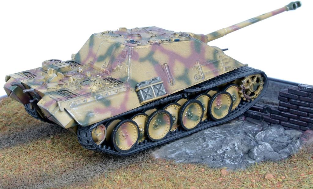 German Revell Jagdpanther with Diorama 03232 Plastic Model 1/76