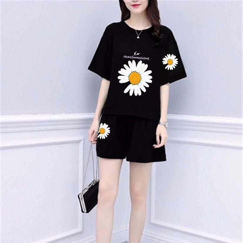 

Повседневный спортивный костюм для женщин Летний комплект из двух предметов с принтом ромашек, с коротким рукавом, свободные шорты, больших размеров, из полиэфирного волокна M чёрный