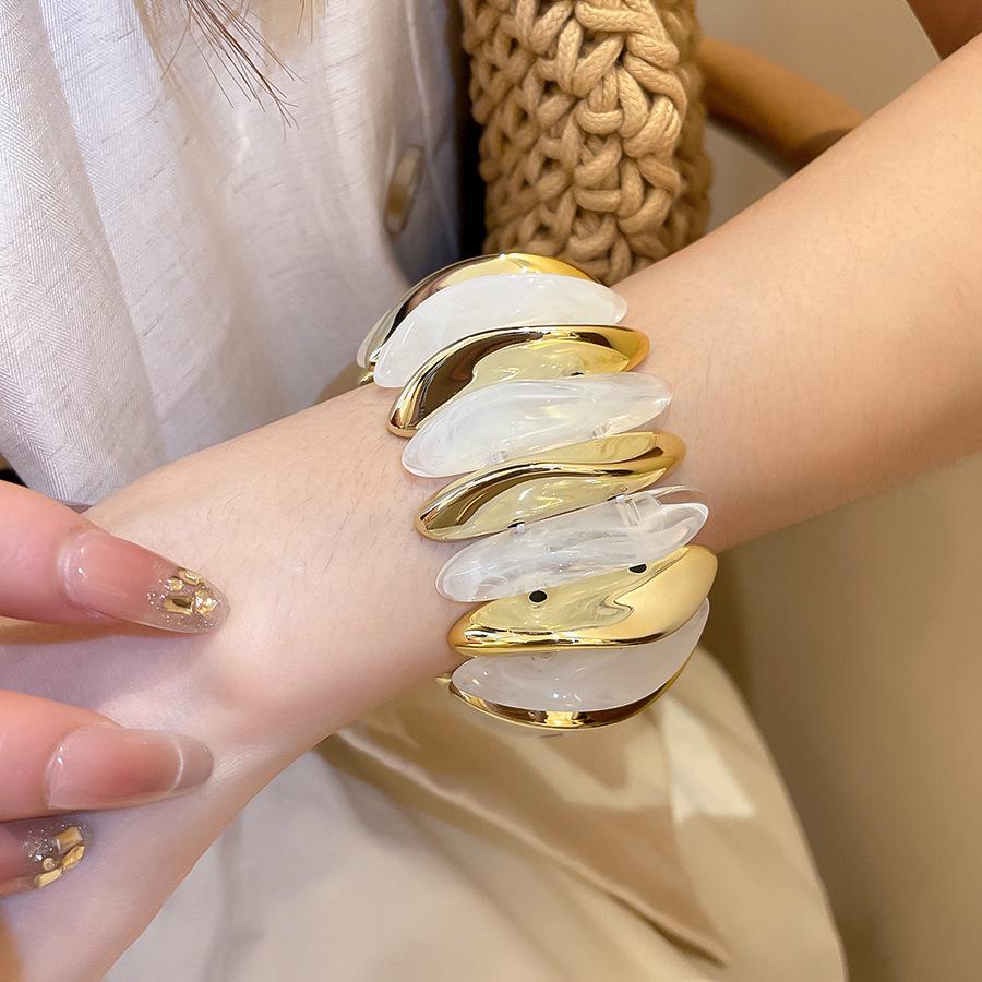 Acrylic Oval Ombre Patchwork Bracelet: Light Luxury, Sweet Temperament, Fashion Jewelry.