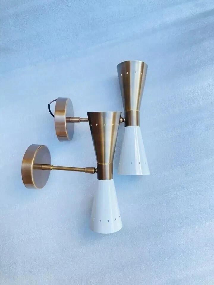 Par 1950-talls Midcentury italiensk messing Diabolo vegglamper – Design med to pærer