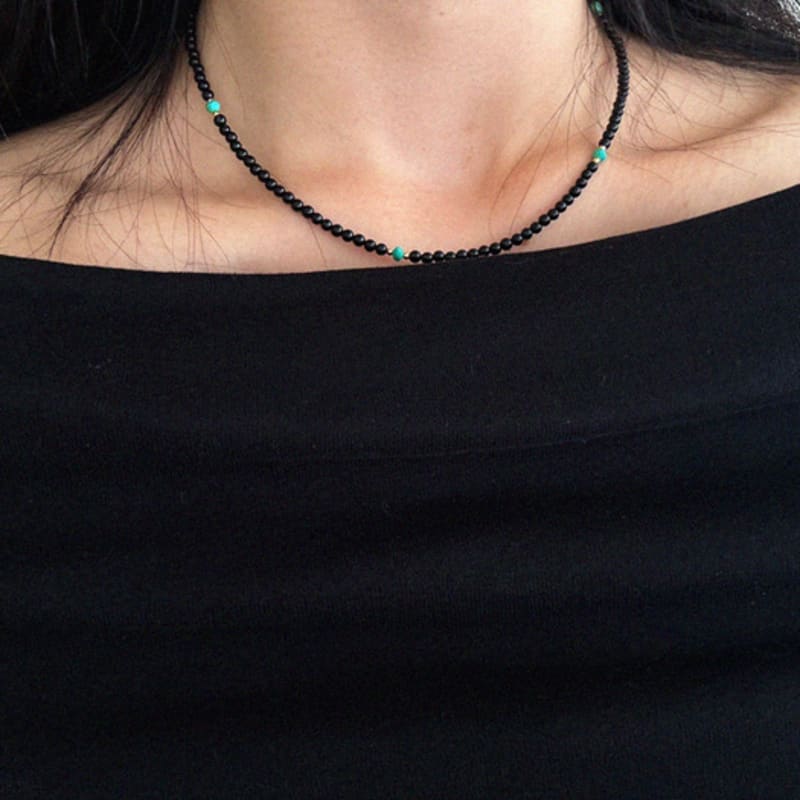 APIOH TINY ONYX NECKLACE