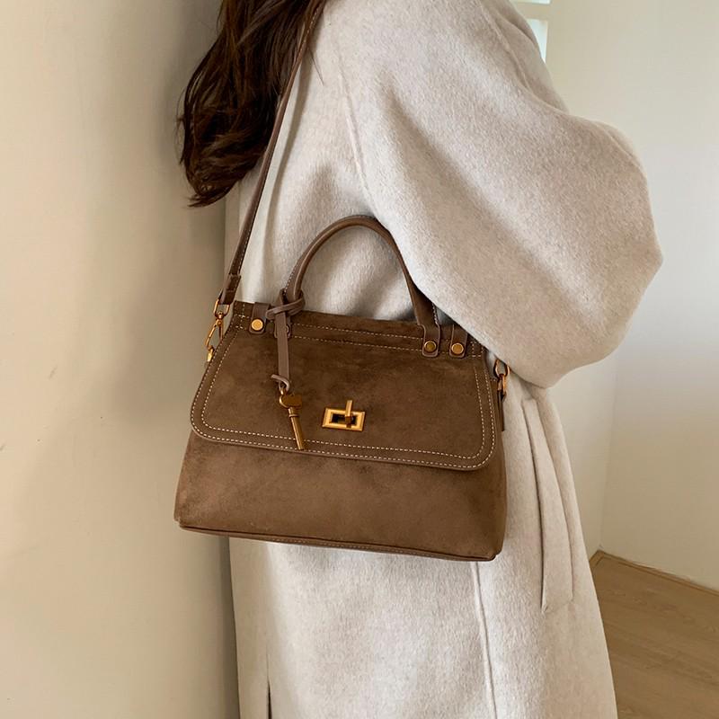 

Korean Retro Women s Crossbody Bag: Versatile, Simple, Atmospheric Design with Large Capacity for Daily Commute.