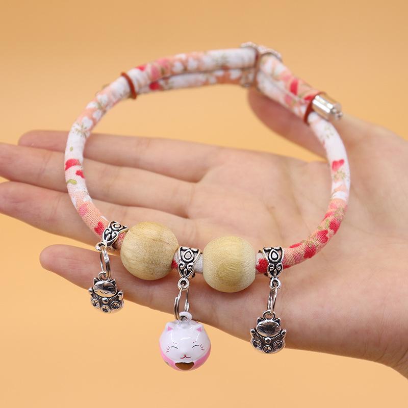 Japanese Cartoon Cat Print Choker: Natural Camphor Wood Pet Collar with Bell M (26-35 kg)