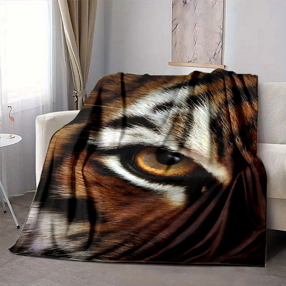 1Pc Tiger'S Gaze Closeup Flannel Blanket, Soft And Comfortable, Casual Warm, Camping Travel, Christmas, Halloween Xmas Gift. G1129