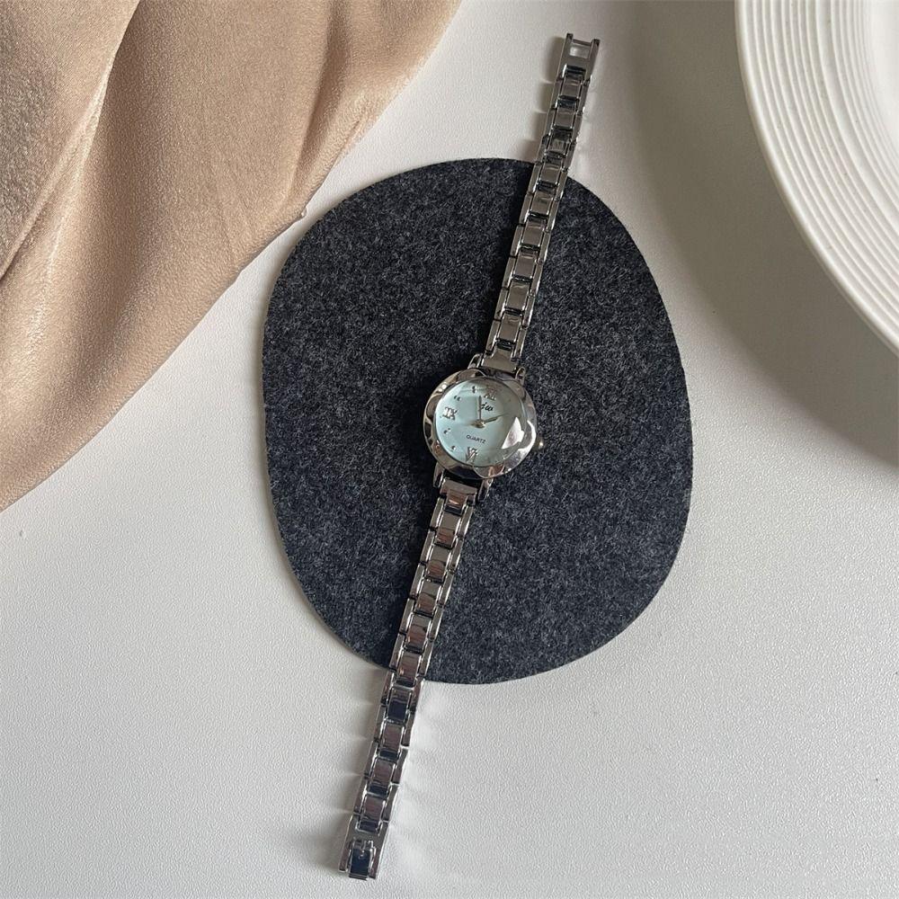 Exquisite Golden Wrist Watch Light Luxury Quartz Wristwatch Classic Women Watch Accessories