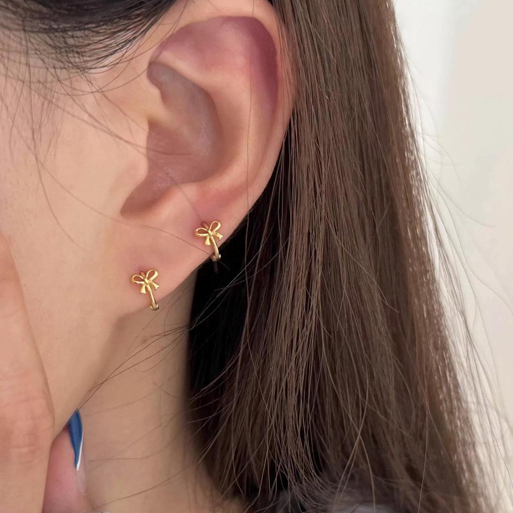 Minimalistische S925 Sterling Silber Schleifenohrringe – High-End Nischen-Design für Ohrpiercing.