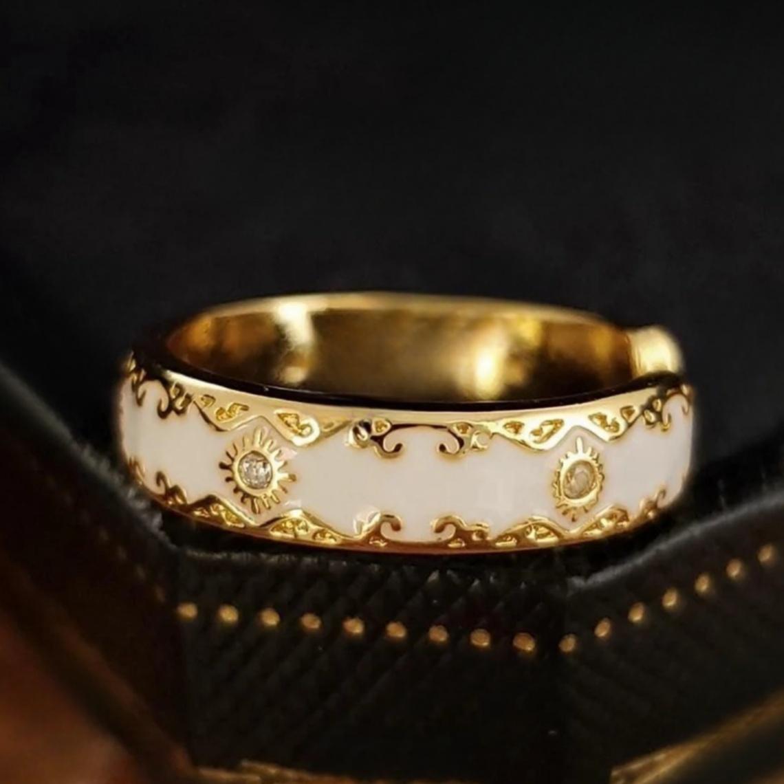 

[Golden-Tone Floral Ring] Elegant Golden-Tone Floral Carved Ring with Synthetic Synthetic Zirconia Stones, Minimalist Design for Women & Men, Perfect 6 золотистый