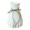 Vaso Decorativo Bianco in Ceramica Sintetica per Soggiorno Camera da Letto Cucina Decorazione Casa Design Costolato Portafiori Decorativo con Fiocco in Corda di Juta per Bouquet Erba della Pampa