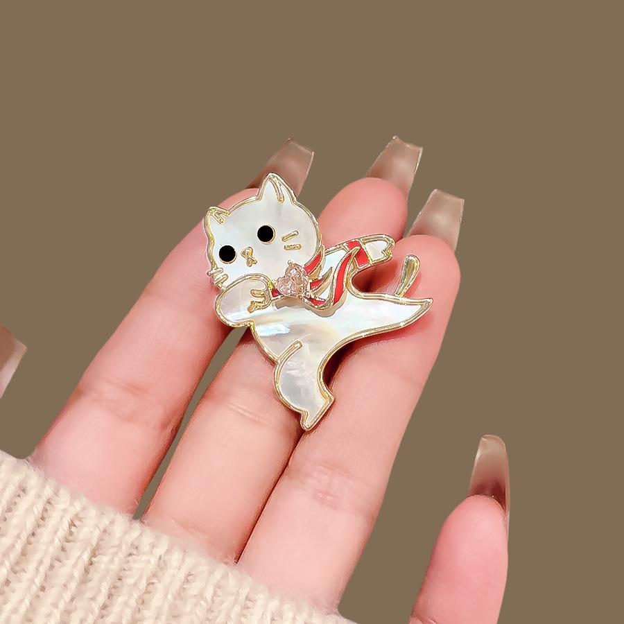 Autumn cute cat brooch female cartoon design sense suit pin high-end exquisite coat sweater