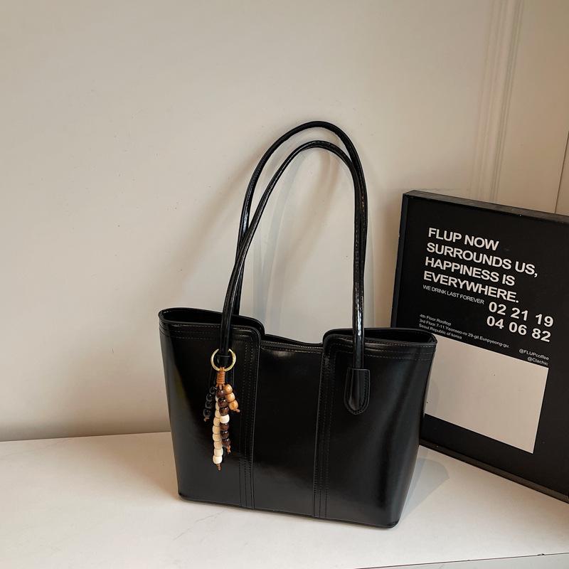 

Large capacity fashionable women s commuter texture tote bag 2025 autumn new Korean version simple shoulder armpit bag women