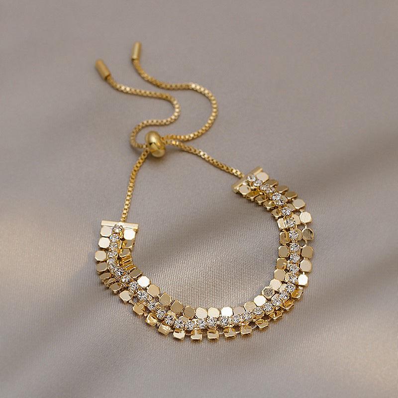 Französisches Armband mit eingelegten Diamanten und runder Schnalle - Retro-Hofstil, Luxuriöses Herbst-/Winterarmband