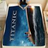 Coperta con Poster del Film Titanic - Lussuosa Morbida Coperta in Pile con Iconico Design della Nave RMS Titanic, Elegante Gradiente Oro e Blu