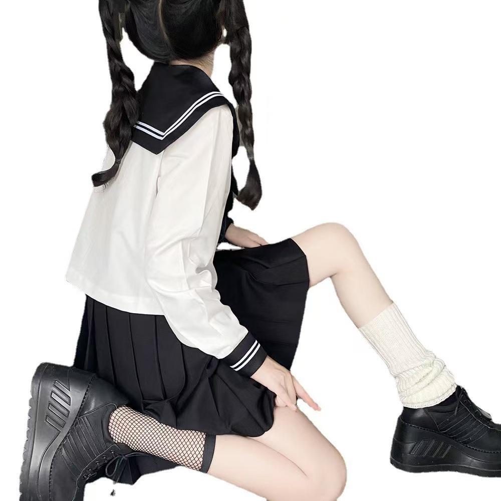 Námořnická dvoudílná JK uniforma v tmavě modré a bílé barvě s dlouhým rukávem a plisovanou sukní na jaro/podzim