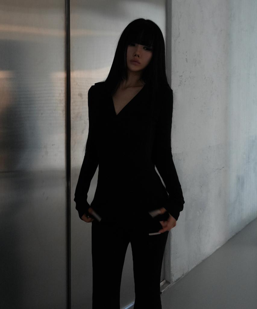 AYAJEUAENSEI Nua Collar Slim Top (Black)
