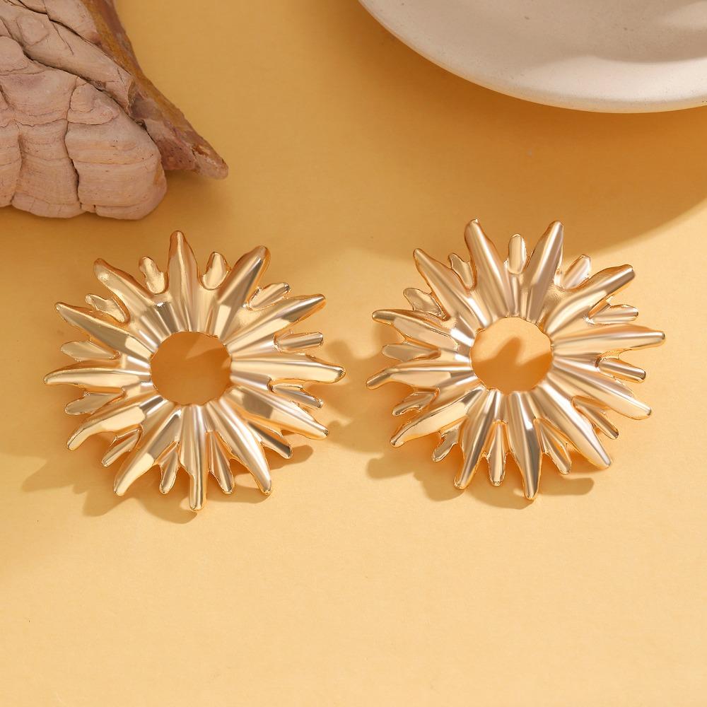Exaggerated Fashionable Gold Color and Silver Color Pleated Hollowed-out Round Sunflower Stud Earrings for Women Korean Jewelry