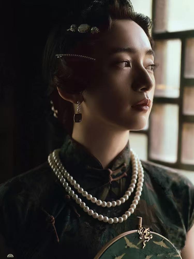 

With cheongsam, pearl necklace, collarbone chain, double-layer stacked women s sweater chain, with medium and long neck chain.