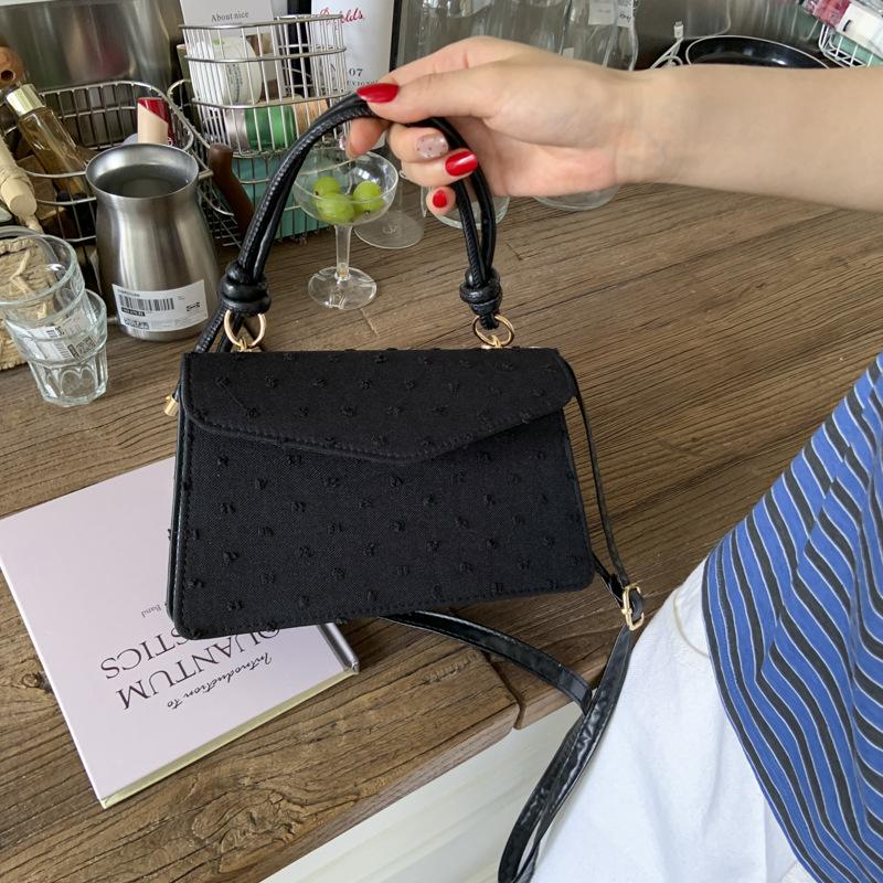 

Летняя новая простая высококачественная текстура маленькая квадратная сумка женская мода нишевая легкая роскошь для работы темпераментная сумка-мессенджер чёрный