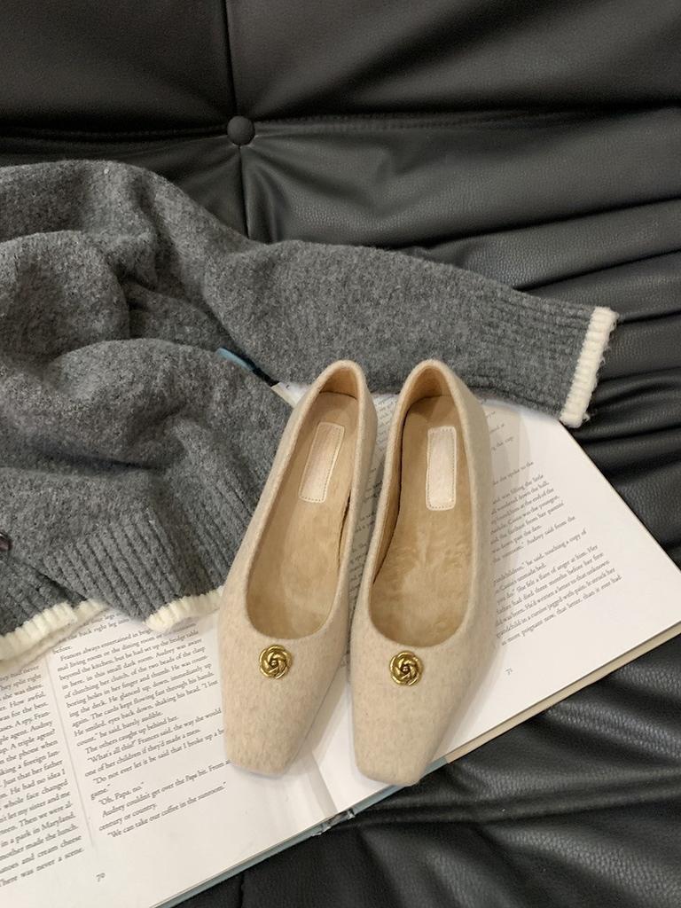 Xiaoxiangfeng low-heeled square-headed black single shoes women's 2025 new autumn and winter retro gentle plush commuter fluffy shoes