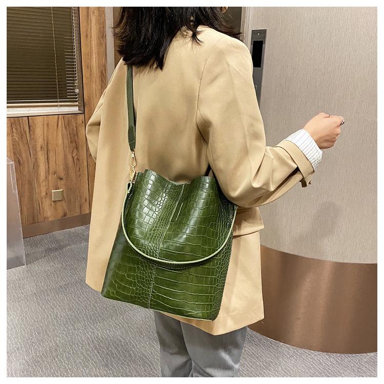 Fashion temperament big bag women's 2025 new crocodile pattern bucket bag women's large-capacity high-end shoulder messenger bag