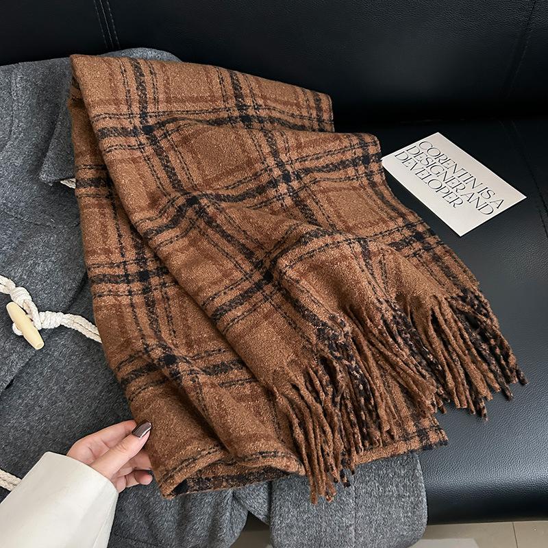 Sens literar retro, modă studențească, purtând un fular cald, călătorii de toamnă și iarnă pentru femei, atmosferă de fotografie de călătorie, șal cu franjuri