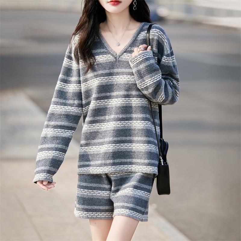 

Autumn/Winter Striped Wool Two-Piece Set: Loose V-Neck Sweater & Shorts for Women. Large серый/белый
