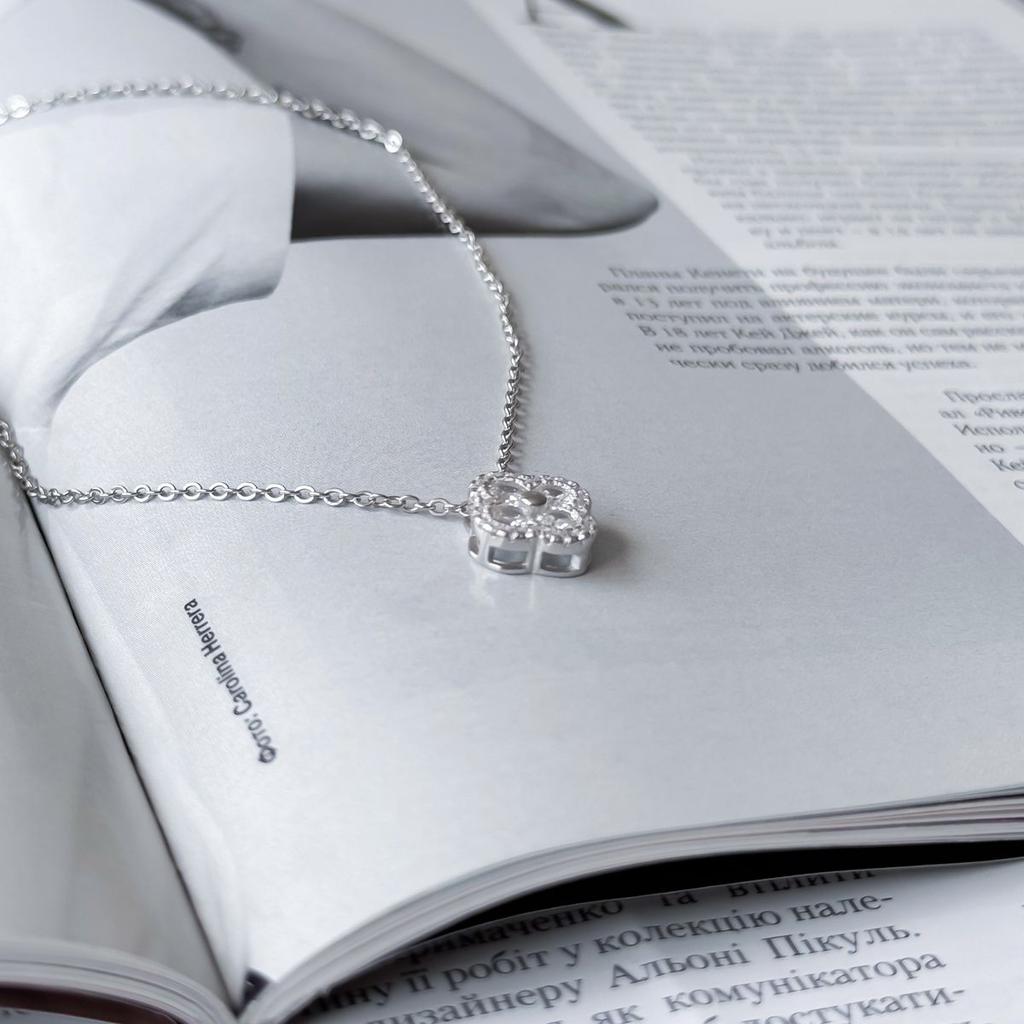 Серебряное колье с фианитами, вес изделия 3,32 гр (2159957)