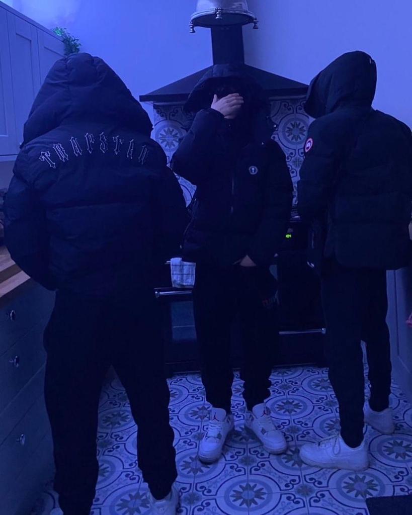 Trapstar Retro Katoenen Jas: Blauwe Letter Borduurwerk, Opstaande Kraag, Koppelstijl Bovenkleding