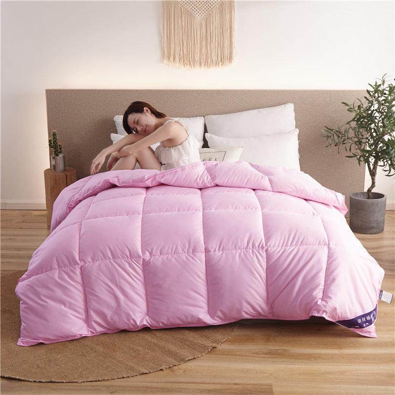 

Feather Velvet Quilt: Breathable Comforter for All Seasons - Ideal for Dorms, Hotels, and Guest Houses 150x200cm 1.5kg розовый