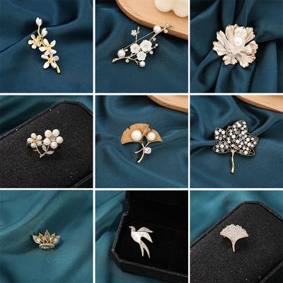 Luxury Brand Design Plant Leaf Brooch Anti-glare Buckle Pin Woman Girl Party Accessory Brooches