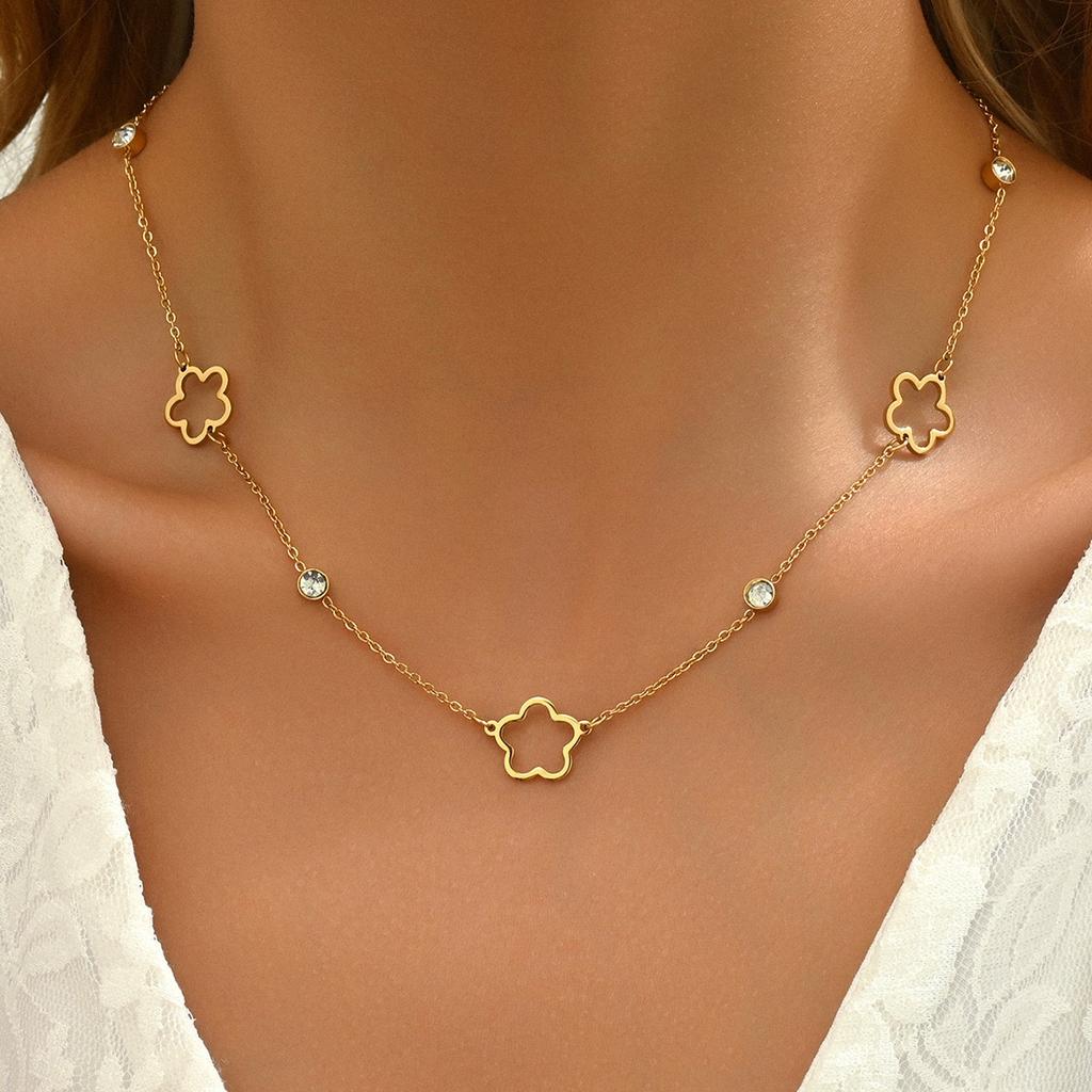 1pcs fashionable and elegant popular hollowed out five-leaf clover inlaid zirconia necklace, fashionable and versatile four-leaf