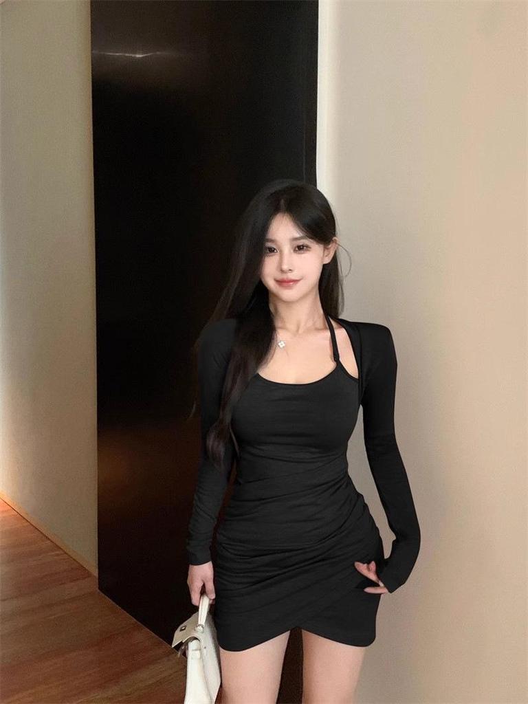 Women's Sexy Halter Neck Fake Two-Piece Dress – Long-Sleeved, Pleated Waist, Tight Hip-Wrap, Perfect for Autumn and Winter