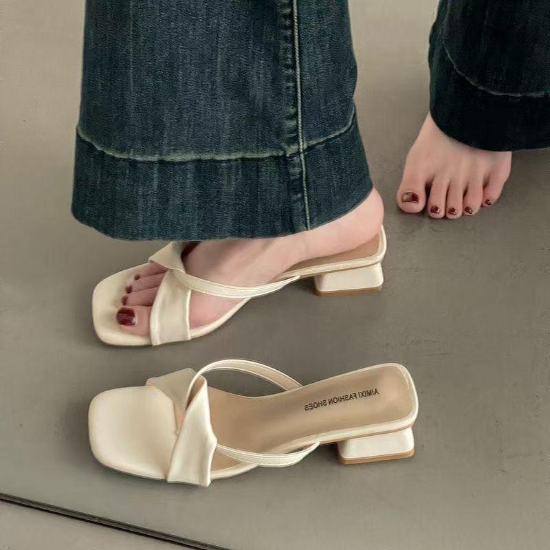 Beautiful square head fashion fairy cool slippers wear versatile thick heel simple not tired feet sandals 2025 summer new