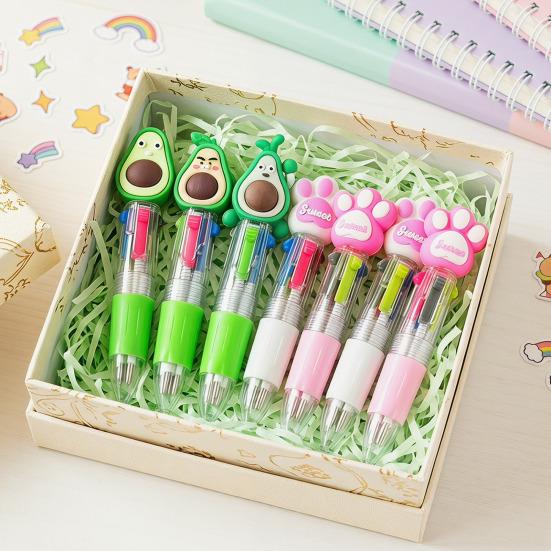 2 Stück Kugelschreiber Tragbar 4 Farben in Einem Stift Glattes Schreiben mit Niedlicher Cartoon-Puppe Oben Mehrfarbiger Stift für Persönlichen Gebrauch