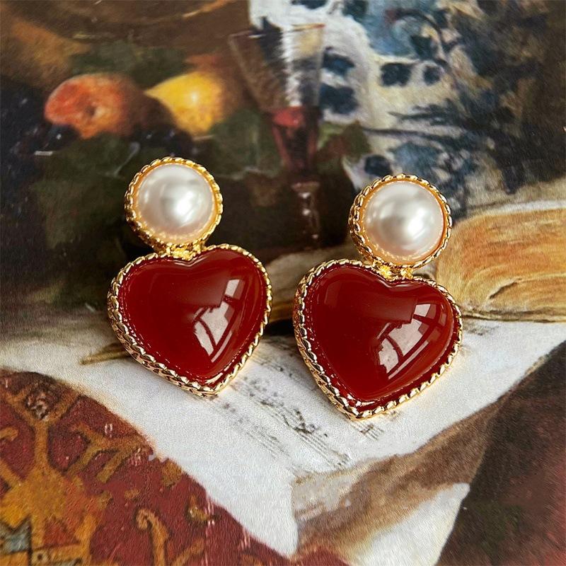 French Retro Hong Kong Style Love Earrings Women's Court Style Literary Temperament Earrings Versatile High-end Pearl Earrings