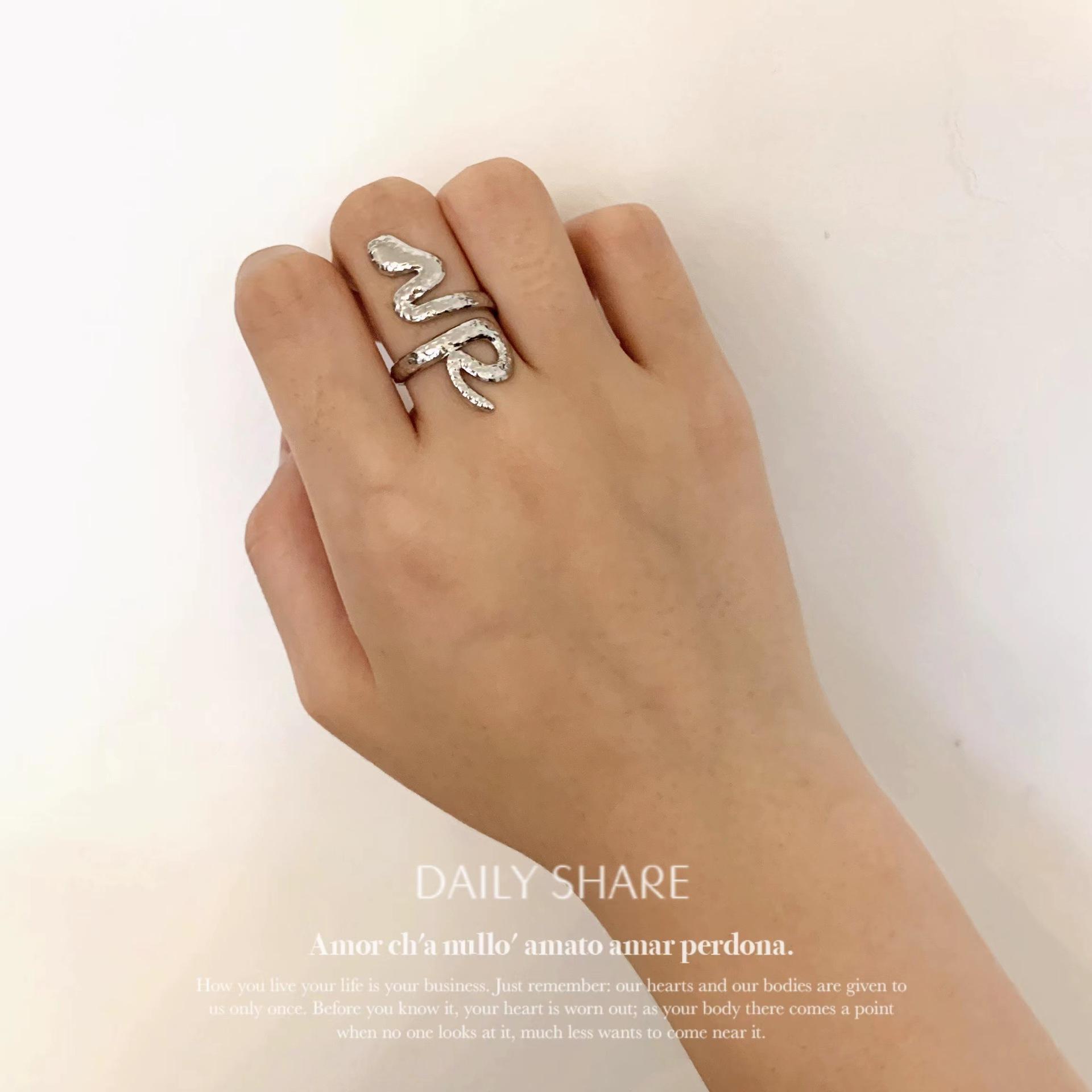 

ins классический дизайн змеевидная текстура однотонный титан сталь покрытая золотом 18 карат открытое кольцо женщины, мода opening adjustable