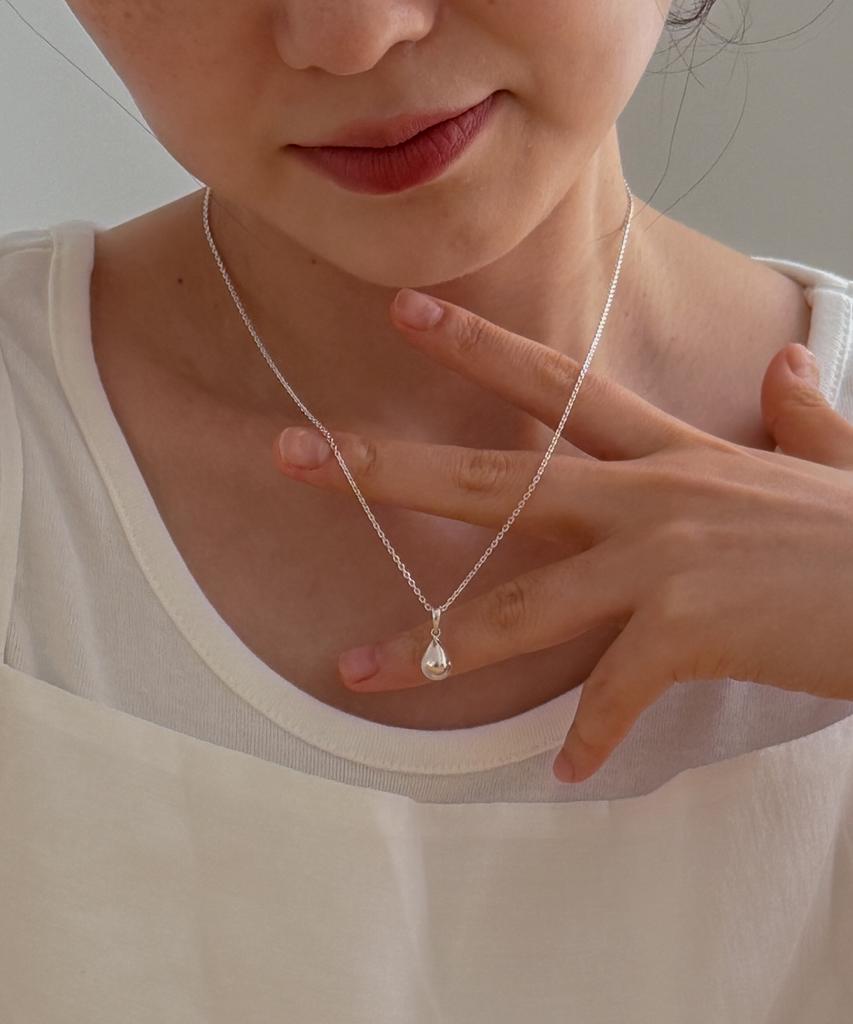 Melliv Mini Drop Necklace_Mvn74