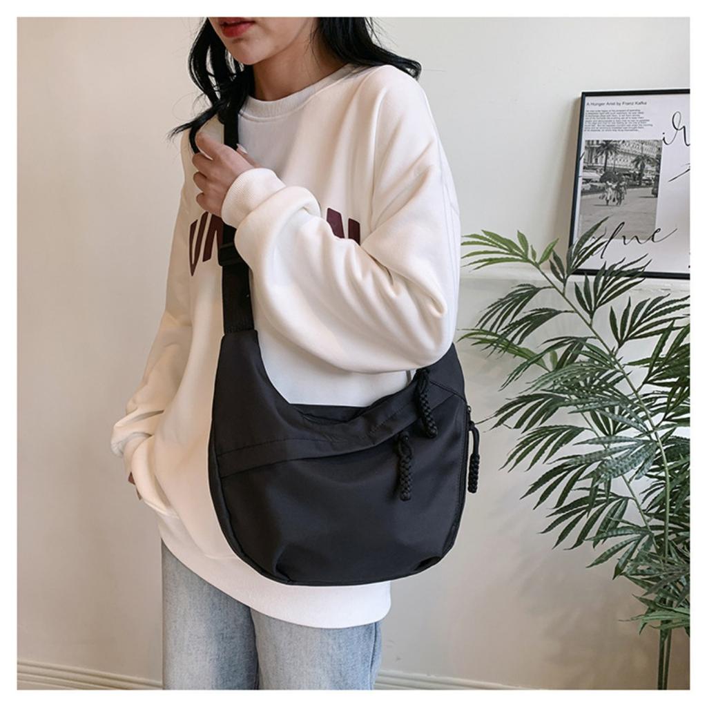 Torba typu tote w stylu neutralnym z paskiem do noszenia rzeczy fitness. Nowa mini torebka w stylu ulicznym z paskiem na ramię. Lekki