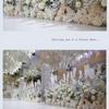 Hochzeitsgangdekoration im New Forest-Stil mit Blumen und Federn