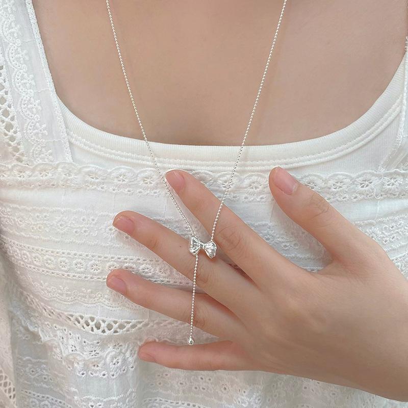 Collier à pompon nœud papillon, frais et doux, polyvalent et exquis, chaîne de clavicule de niche