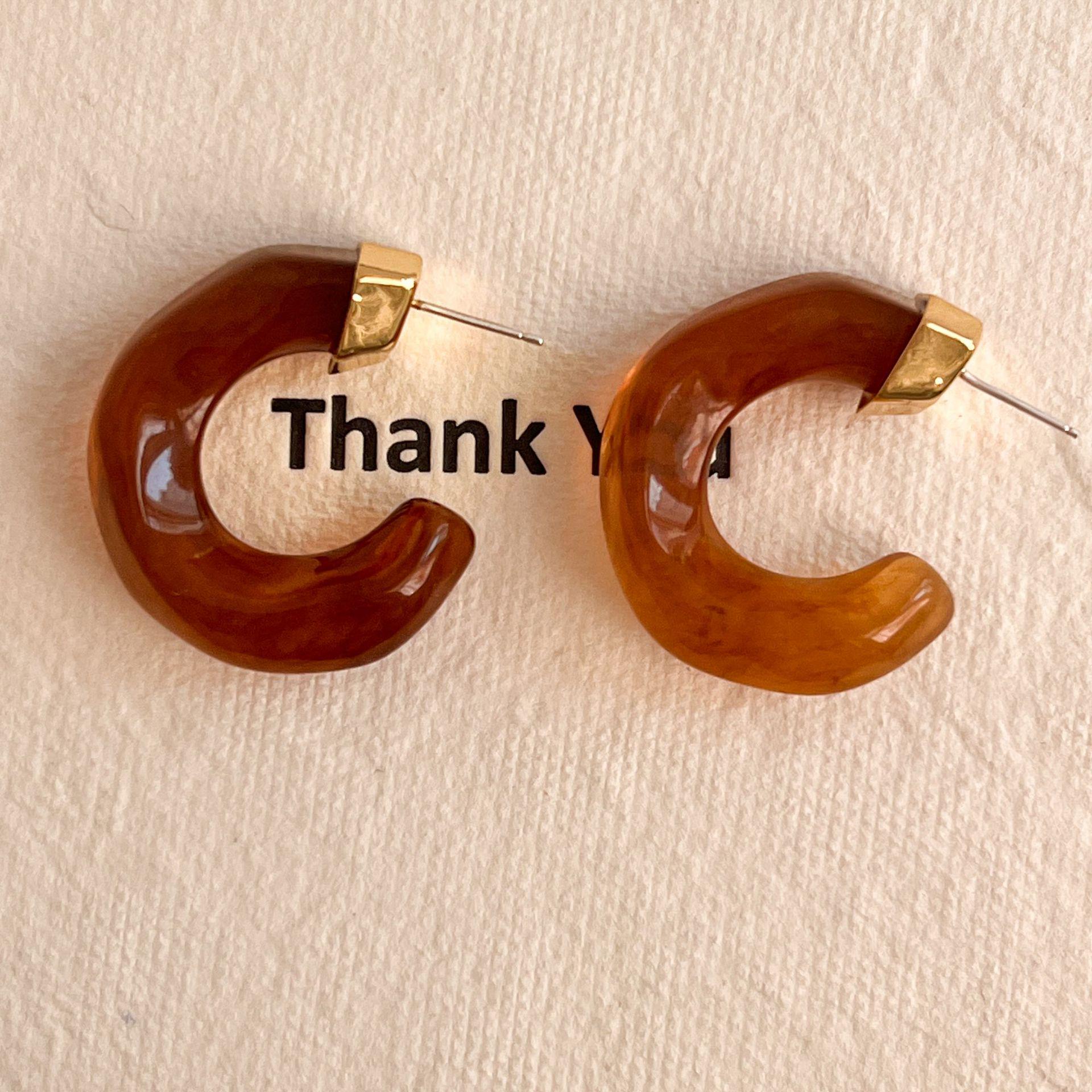 Ретро трехцветные витые серьги из смолы - Роскошные, высококачественные модные пусеты для женщин