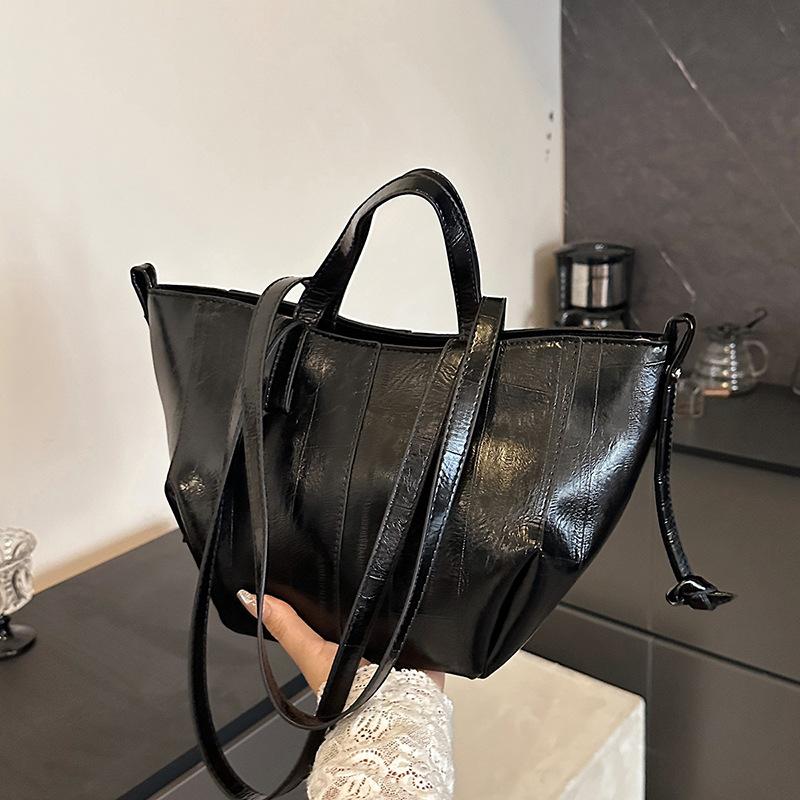 

Autumn and winter retro large-capacity bag women s new casual versatile commuter shoulder bag portable tote bag