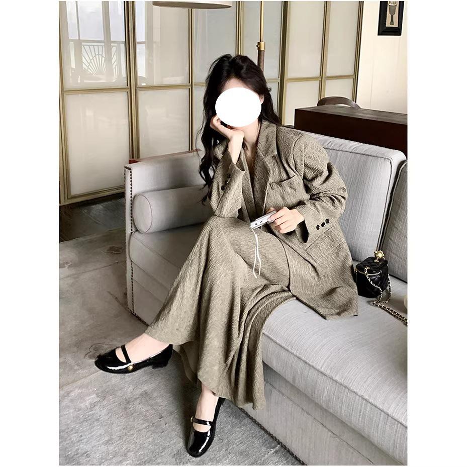 Elegant Women's Two-Piece Light Mature Suit: Jacket & Camisole Dress for Spring/Autumn