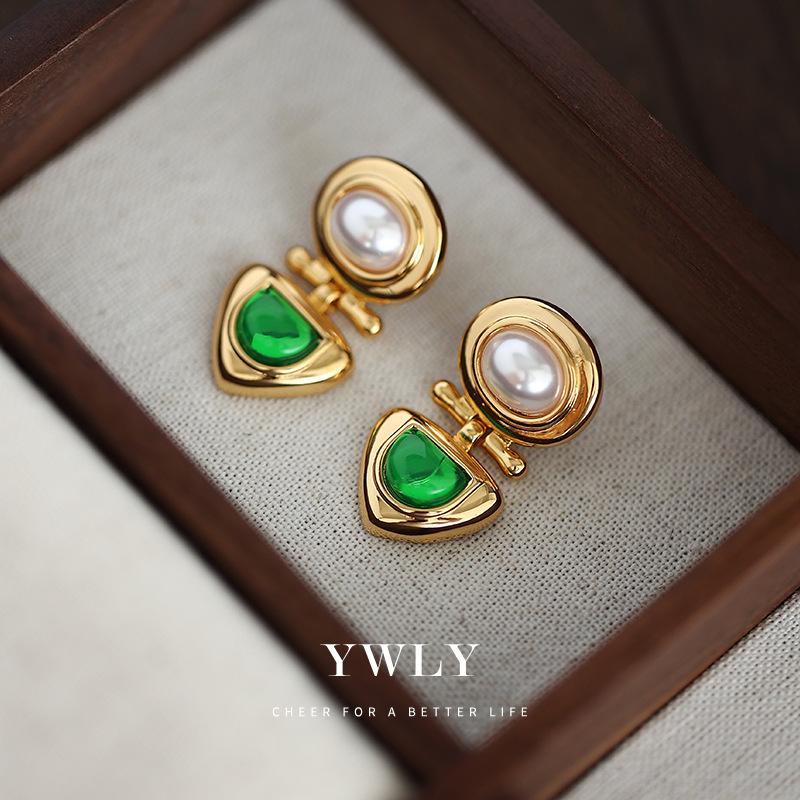 European and American Medieval Light Luxury Stud Earrings, French Celebrity Exquisite Sense of Green Resin Imitation Pearl Inlaid Earrings Women
