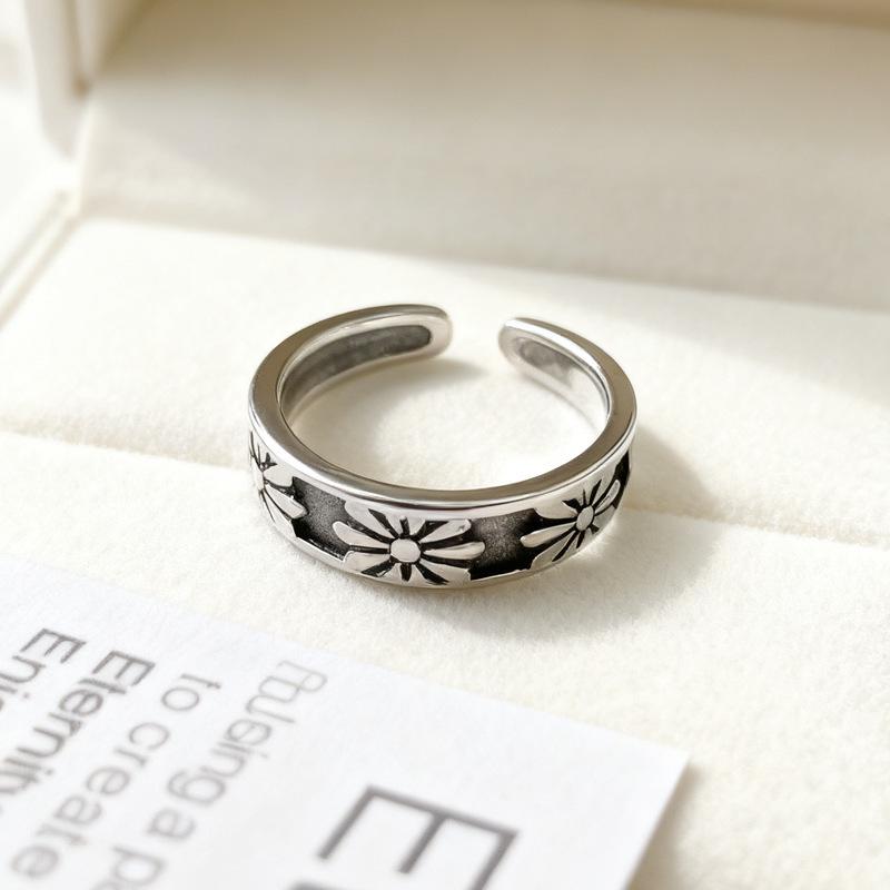 European Retro Floral Ring: Unique Vintage Black Design for Women and Couples