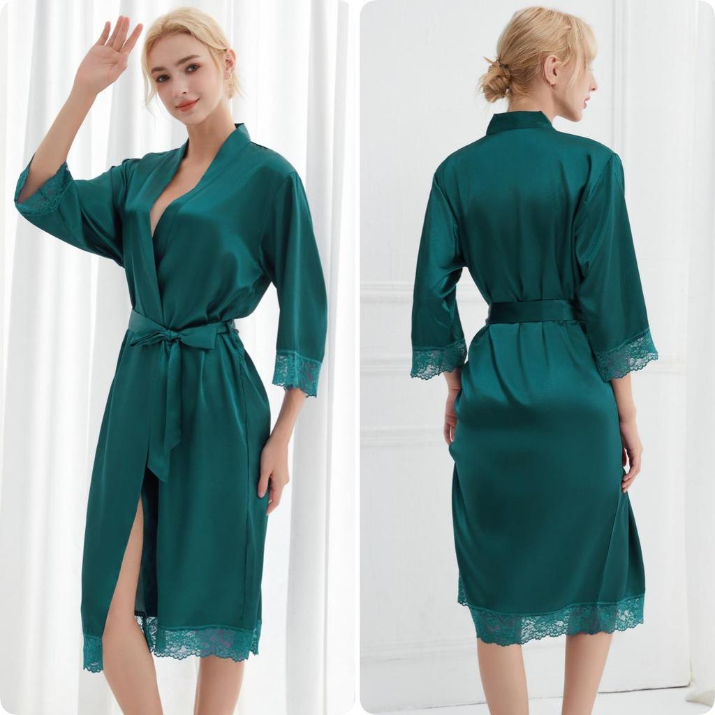 Elegantes Sommer-Bademantel mit Spitzenbesatz