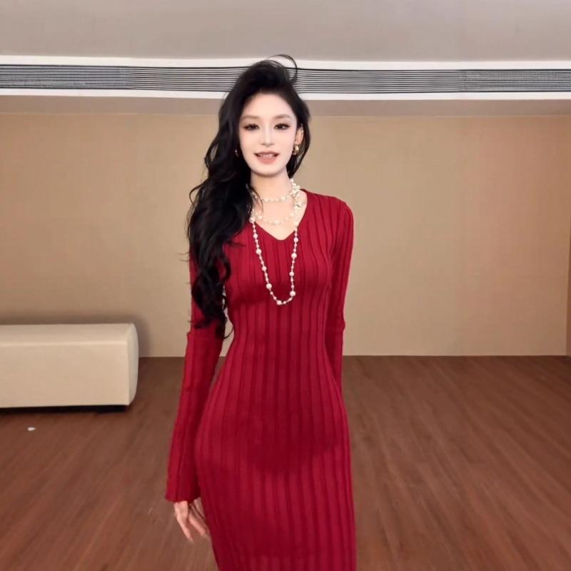 [] Temperament red knitted dress women's autumn slim and thin v-neck hip-wrapped sweater long dress