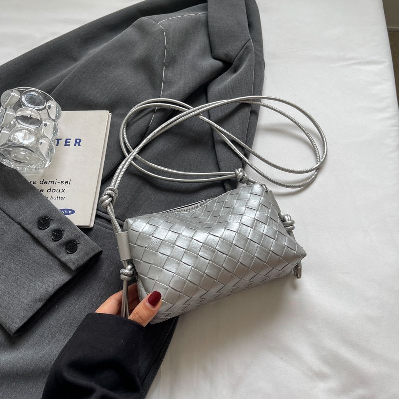 

Летняя необычная нишевая сумка на серебристой молнии женская 2025 Новое поступление Плетеная рабочая одежда Сумка-подушка Сумка через плечо для телефона Silver