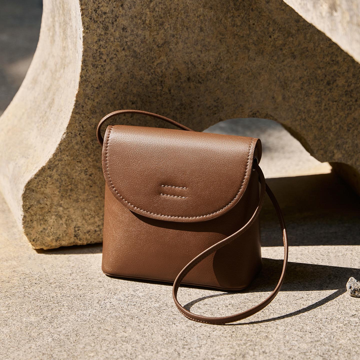 

Fashion Crossbody Small Bag 2025 New Textured Shoulder Bag Vegetable Tanned Leather Bucket Bag Women Versatile Stylish Small Square Bag Long17CM、Thick8CM、Hig