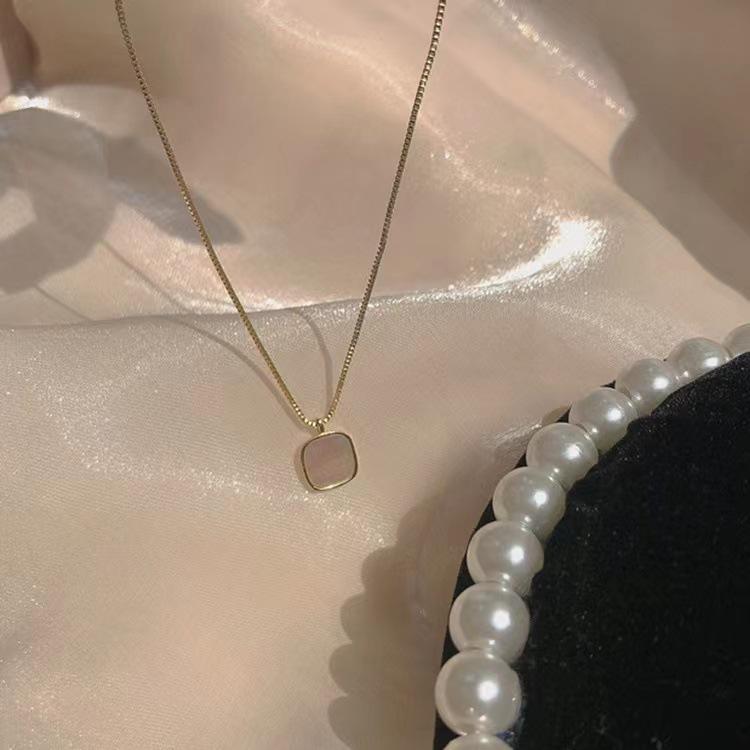 2024 new light luxury niche square shell necklace women s design sense simple fashion temperament collarbone chain accessories